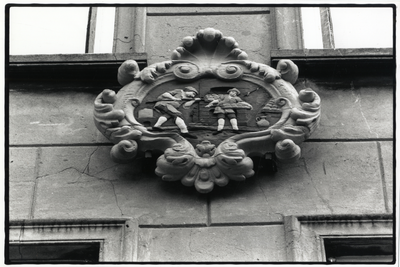 402231 Afbeelding van het gerestaureerde gevelbord aan de voorgevel van Brood- en banketbakkerij M.J.Top en Zn. ...